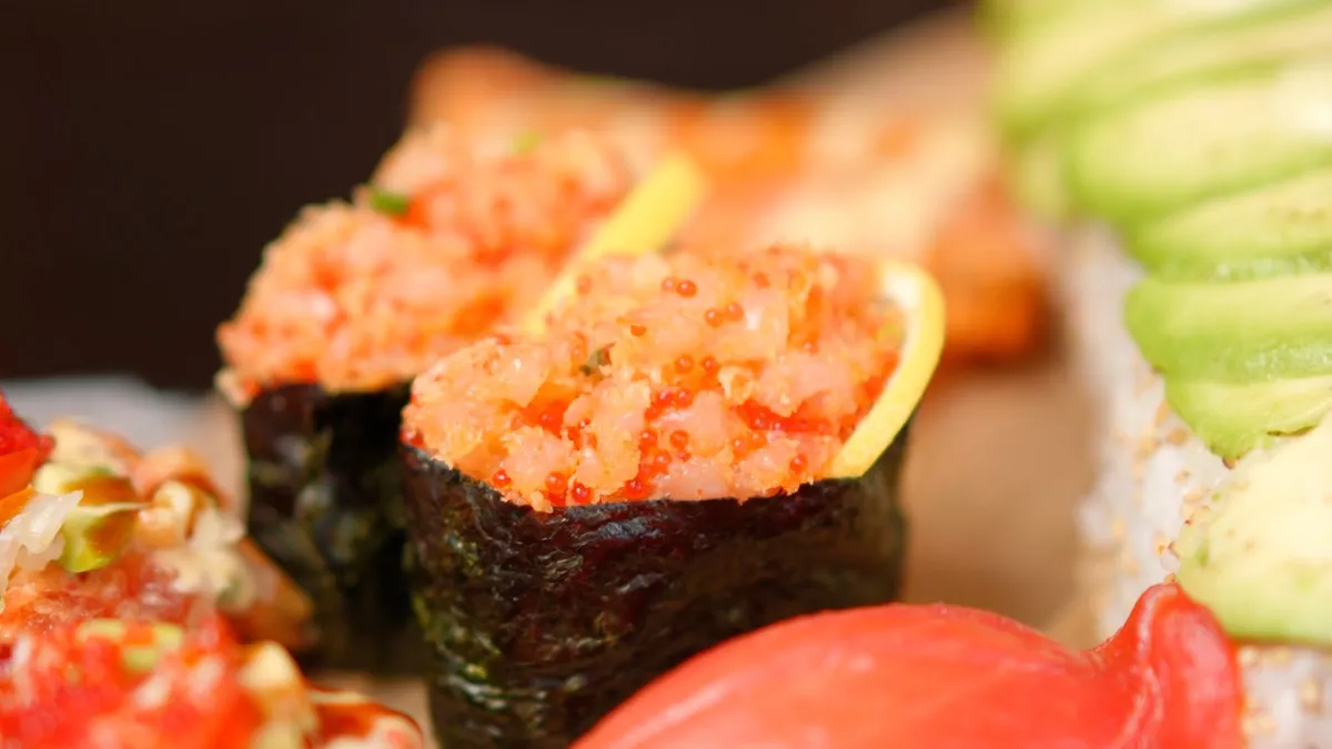 Gros plan de sushis : gunkan au tartare épicé, saumon et avocat