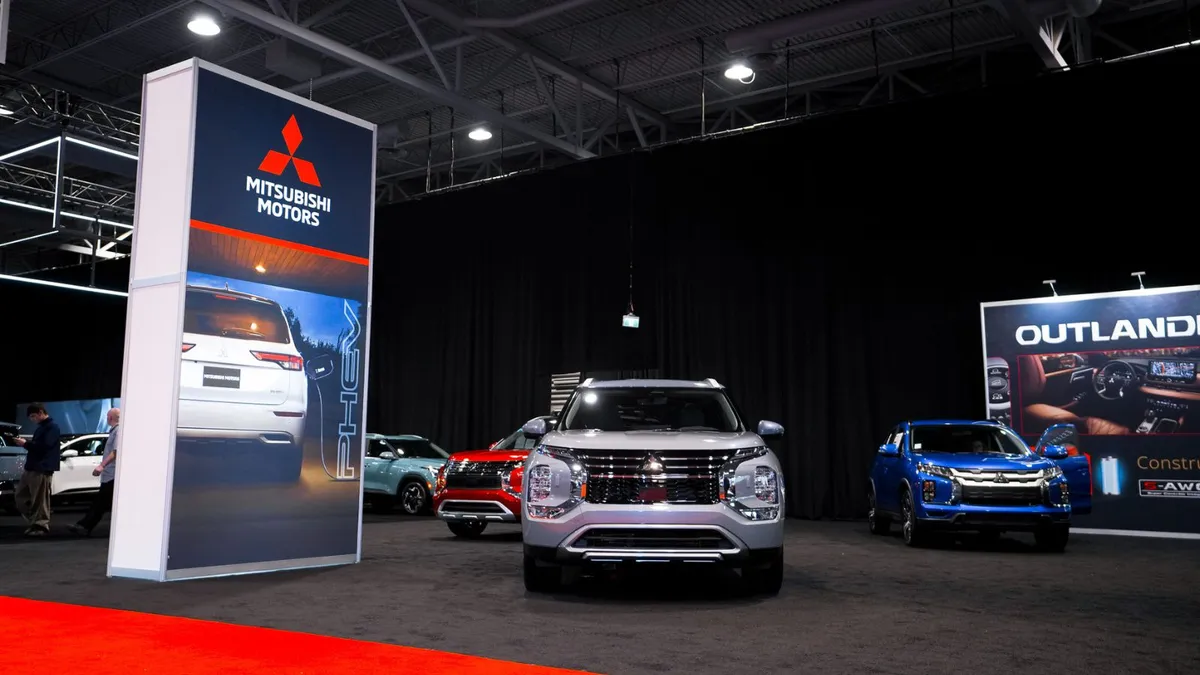 Kiosque Mitsubishi Motors au salon de l'auto, Outlander PHEV en avant-plan